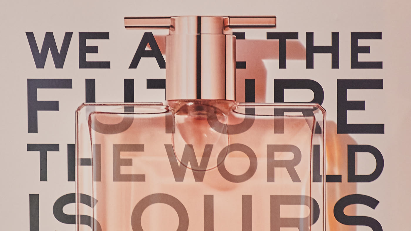 Idôle window display, cropped campaign typography